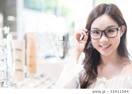 beauty woman wear eyeglasses beauty woman wear eyeglasses 33411564