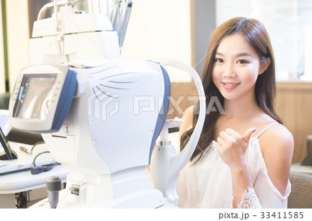 woman with optometry 33411585