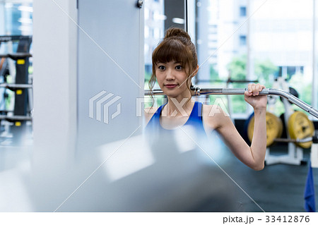 若い女性、ジム、フィットネス 33412876