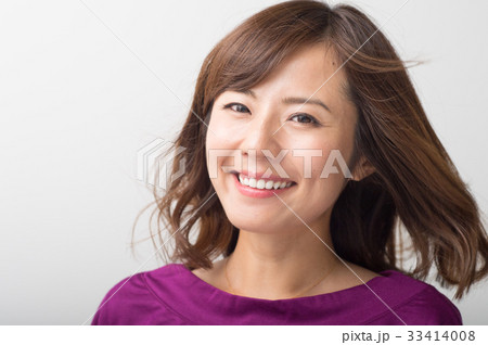 笑顔の30代女性 表情の写真素材