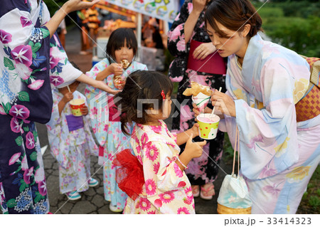 浴衣を着た家族 ママ友と子供 夏祭り 浴衣を着た家族 ママ友と子供 夏祭り 33414323