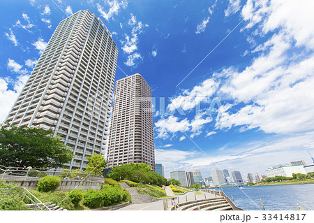 川沿いのタワーマンションと青空 33414817
