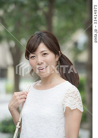 ショッピングを楽しむ女性 33414975