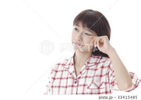 寝起の若い女性 寝起の若い女性 33415485