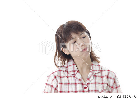 寝起の若い女性 33415646
