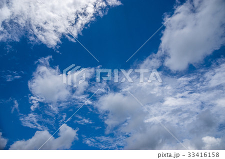 Clear blue sky with white clouds 33416158