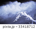 ダム放流と雪積む枝木 33418712