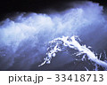 ダム放流と雪積む枝木 33418713