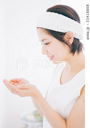 洗顔をする女性 洗顔をする女性 33418808