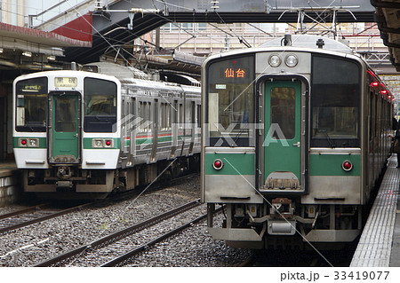 福島駅に停車中の東北本線719系・701系の写真素材 [33419077