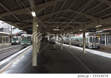 福島駅に停車中の東北本線 仙台地区 の写真素材