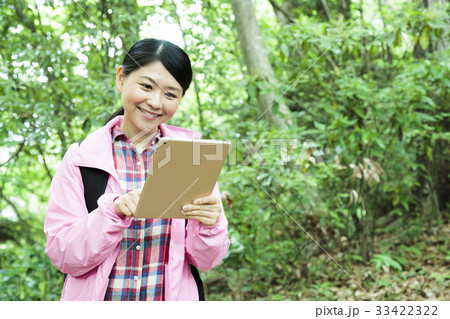 登山　女性　山ガール　トレッキング　山登り　山　アウトドア　ハイキング 33422322