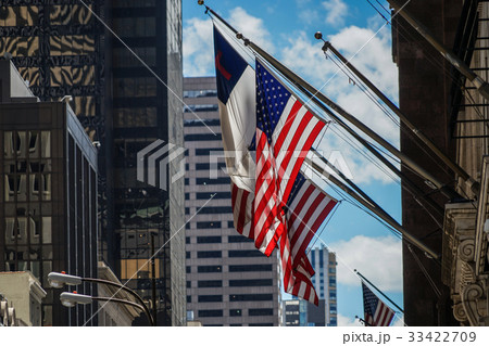 ニューヨークの街並みと星条旗１ 33422709