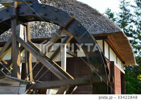 茅葺き屋根の粉ひき小屋の水車をアップで撮影 茅葺き屋根の粉ひき小屋の水車をアップで撮影 33422848