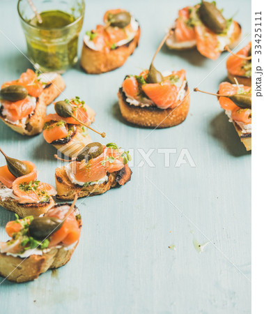 Crostini with smocked salmon, pesto sauce 33425111