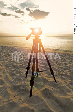 Tripod and deep sea sunset Tripod and deep sea sunset 33425199