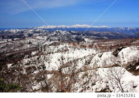 早春の本倶登山から見る積丹半島の山並み 33425261