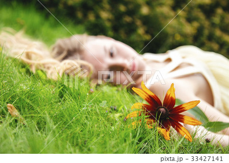 beautiful younge girl in a garden 33427141
