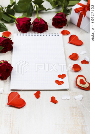 Red roses and card 33427552