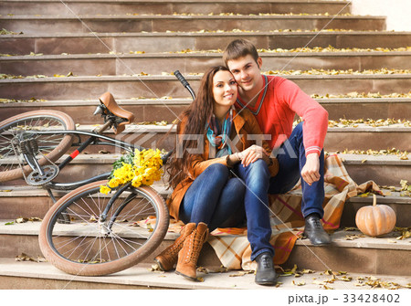 Portrait of couple enjoying golden autumn season 33428402