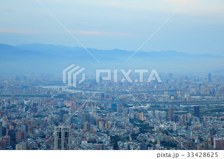 Cityscape of fog at dawn in Taipei city 33428625
