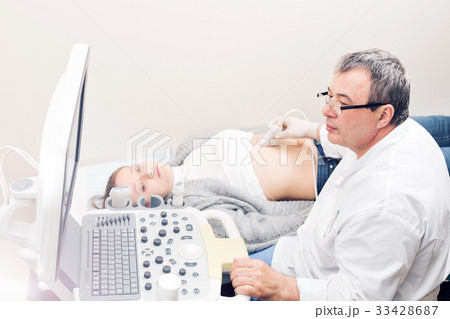 Adult female patient going through abdomen Adult female patient going through abdomen 33428687
