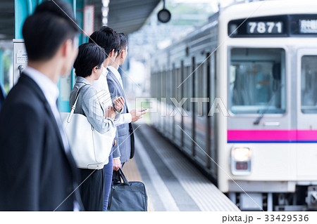 ビジネスマン、電車、ホーム、待つ　撮影協力:京王電鉄株式会社 33429536