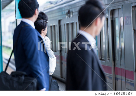 ビジネスマン、電車、ホーム、待つ　撮影協力:京王電鉄株式会社 33429537