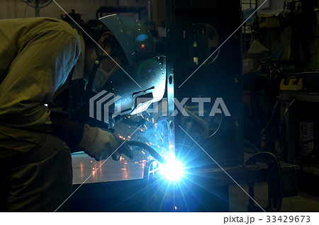 溶接作業の職人さん 33429673