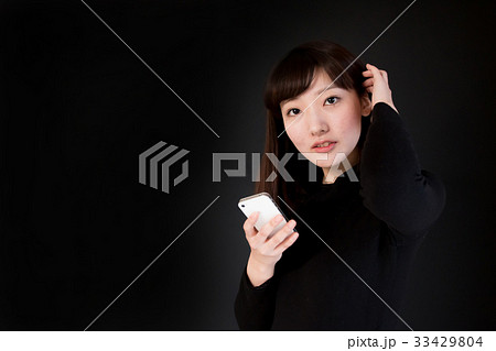 女性　スマートフォン 33429804