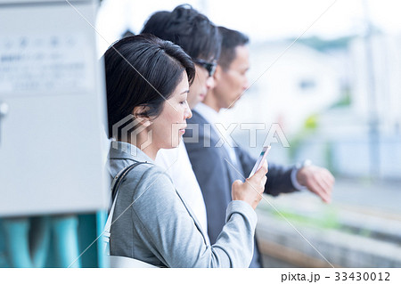 キャリアウーマン、電車、乗車　撮影協力:京王電鉄株式会社 33430012