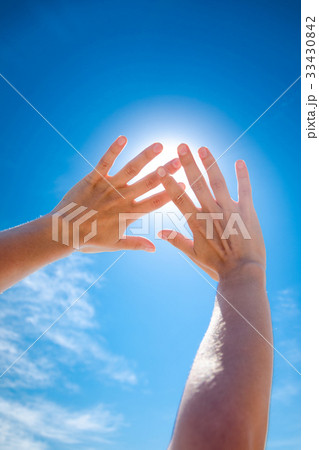 Sun is shining through fingers Sun is shining through fingers 33430842