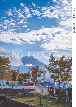 Autumn view and mountain Fuji at Kawaguchi Lake. 33432265