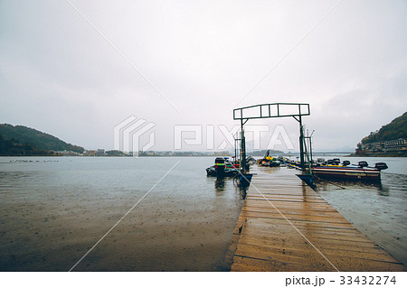 Raining day at Kawaguchiko lake in autumn season Raining day at Kawaguchiko lake in autumn season 33432274