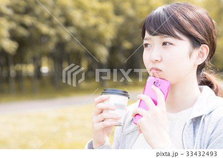 スマートフォンを持つ若い女性 33432493