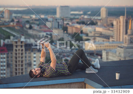 Man makes selfie on roof 33432909