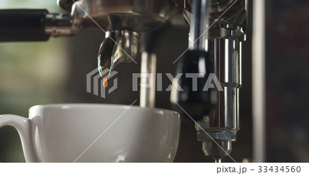 last drop coffee pour from professional coffee 33434560