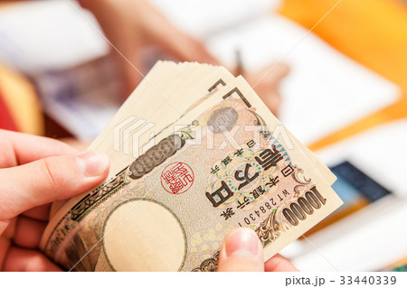 お金を数える人 33440339