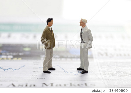 ミニチュア ビジネスマン 新聞 33440600