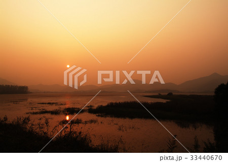 夕焼け 日の出 自然 33440670