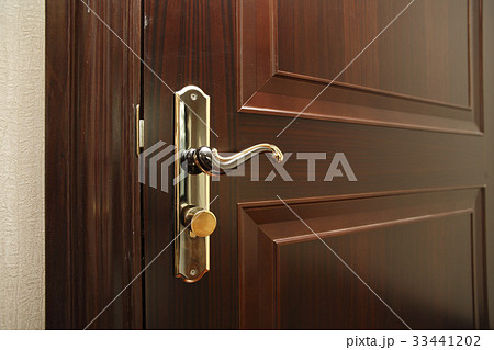 茶色 木材 ドア 33441202