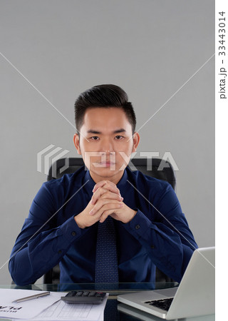 Serious businessman 33443014