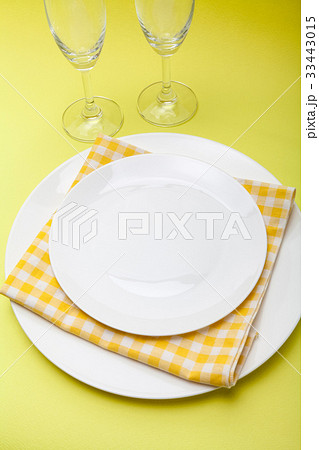 ナプキン 黄色の背景 酒 33443015