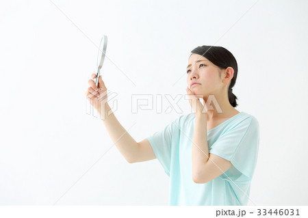 スキンケア悩む ミドル女性 スキンケア悩む ミドル女性 33446031