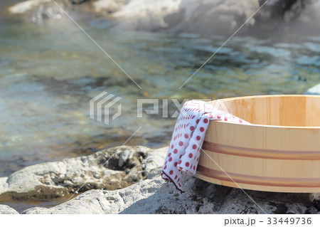 湯けむり暖まる、露天風呂にたらいと手ぬぐい。冬の温泉旅行へ行く。 33449736