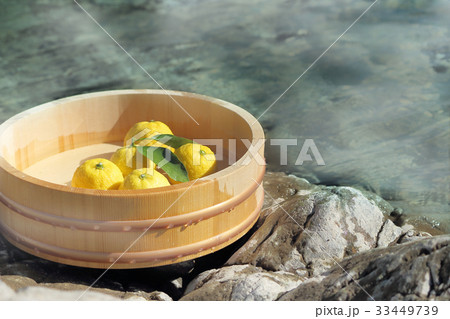 葉付きの柚子と露天風呂に風呂桶。湯けむりがあたたかく、のんびりしたイメージ。 33449739