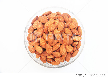 Dried almonds 33450333