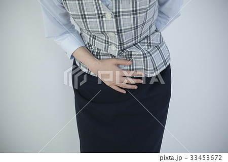 尿意 尿漏れ 女性 Ol 生理痛 腹痛の写真素材