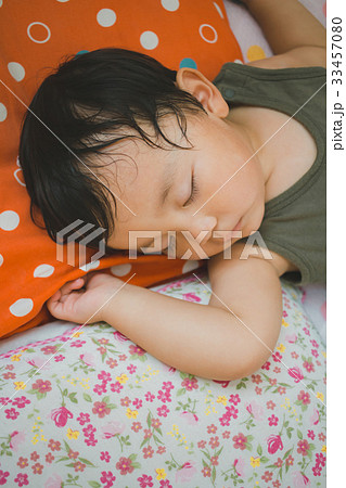1 year old 33457080