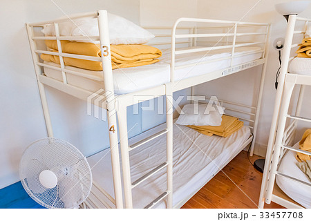 典型的なユースホステルのドミトリー 33457708